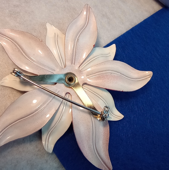 Vintage Patriotic Flower Brooch Pin Enameled Metal Red White and Blue - Picture 3 of 6